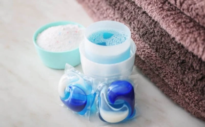 Гель, капсулы, порошок — что лучше: как выбор средства влияет на цвет, запах и срок службы одежды