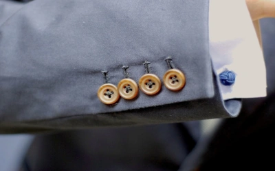 Пуговицы на рукавах пиджака — не просто декор: зачем они появились и что означают сегодня