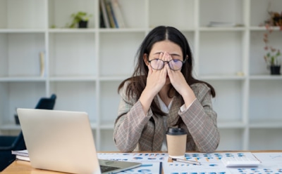 Выгорание начинается не с усталости: эти повседневные привычки незаметно приводят к истощению