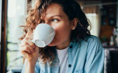 Кофе меняет состояние вашей эмали: почему сразу после него нельзя чистить зубы