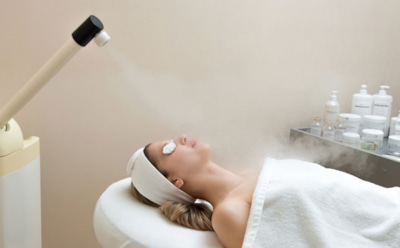 Черные точки уходят легче: как паровая чистка влияет на цвет лица и возможные воспаления