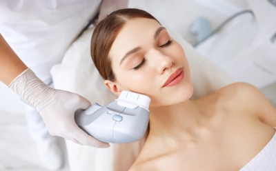 Если овал лица внезапно «поплыл»: эти процедуры подтягивают кожу без операции и долгого заживления