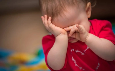 Ребенок щурится и трет глаза — это сигнал: эти скрытые проблемы со зрением важно не пропустить