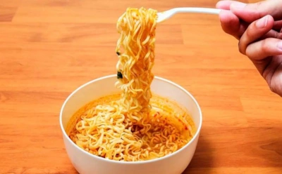 Быстро, вкусно, но так опасно: кому нельзя есть лапшу быстрого приготовления и какие риски она несет