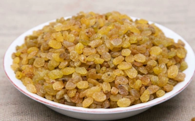 Почему блестящий изюм — тревожный знак: что скрывает глянец и как безопасно очистить его от добавок