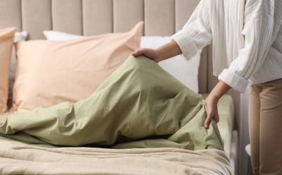 Яркое постельное белье больше не в моде: какие оттенки улучшают сон и убирают визуальный шум