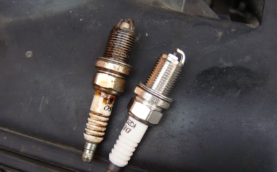 Вы заливаете свечи, сами того не зная: как правильно включить продувку цилиндров и запустить двигатель