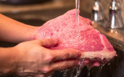 Почему мыть мясо перед готовкой бессмысленно: как вода может сыграть против вас на кухне