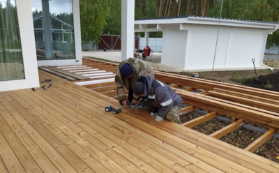 Такая терраса не прослужит и сезон: самые популярные просчеты в основании, крепеже и ее укладке