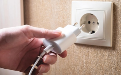 Зарядка в розетке — это небезопасно: никогда не оставляйте блок питания после зарядки —  и вот