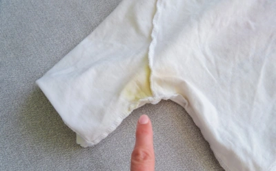 Желтые пятна подмышками остаются даже после стирки: причина в составе пота и ее можно нейтрализовать