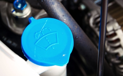 Не слили омывайку с приходом весны — зря: как зимняя жидкость способна испортить систему и кузов авто