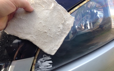 Фары тускнеют даже у новых авто: этот неожиданный лайфхак с майонезом возвращает их блеск