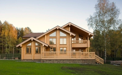 Дом из бруса выглядит надежным, но это иллюзия: правда, которую не рассказывают застройщики и продавцы