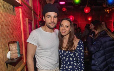 Звезда "Белого лотоса" Обри Плаза забеременела через год после смерти мужа