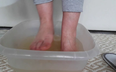 Если ноги неприятно пахнут даже после душа: это аптечное средство снижает потливость и убирает запах