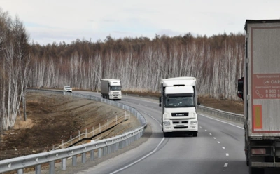 Фуры не пускают никого между собой не из вредности: скрытая логика, которую не понять со стороны