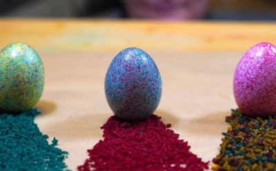 Пасхальные яйца как из Pinterest: зачем добавлять рис при покраске и что из этого выходит