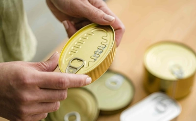 Мыть ли консервные банки из магазина: почему это бессмысленно и какие продукты действительно опасны
