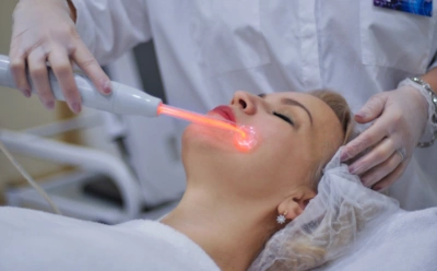 Забытый аппарат врывается в тренды: почему дарсонвализация снова в топе и какие проблемы она решает