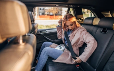 Иллюзия безопасности пассажиров сзади: как при ДТП человек на заднем сидении может все усугубить