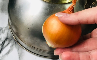 Лук вместо чистящего средства: как без затрат убрать нагар и вернуть блеск металлической посуде