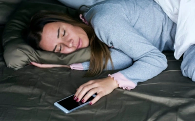 Не кладите телефон рядом с головой: какие процессы он нарушает и почему важно этого избегать