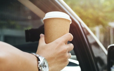 Кофе и руль — несовместимые вещи: как привычный бодрящий напиток может резко снизить концентрацию