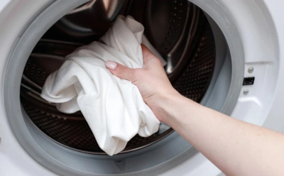 Даже застиранные вещи станут светлее: эта смесь из соды и таблеток отбеливает лучше распиаренных средств
