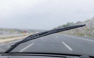 Скрип дворников — не ерунда: что происходит с резиной и почему это опасно для лобового стекла
