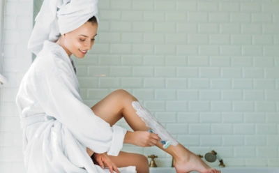 Женщины часто делают это неправильно: как избежать врастания волос после бритья и сохранить кожу гладкой