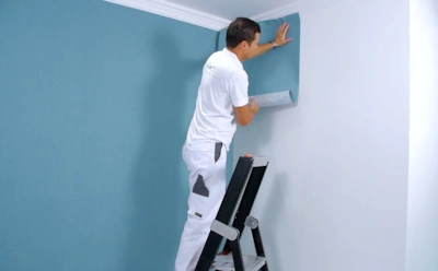 Поклейка обоев в одиночку — не утопия: этот порядок действий спасет от фатальных ошибок и пузырей