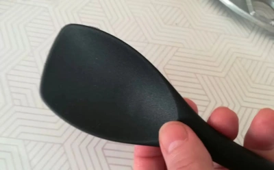 Вы сдираете наклейки неправильно: как убрать липкие этикетки при помощи силиконовой лопатки и морозилки