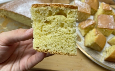 Пирог из ничего к чаю: этот рецепт с майонезом дает сочную текстуру и экономит время