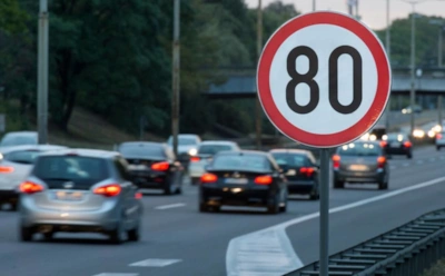 Коварная хитрость скоростных ограничений: где действуют лимиты без табличек и как не нарваться на штраф