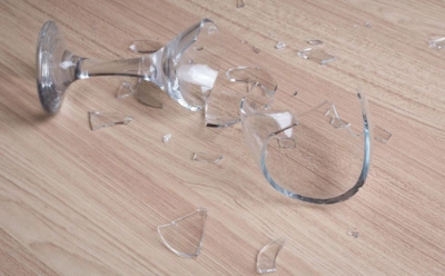 Как на 100% удалить мелкие осколки стекла: картофель и фонарик — лучший тандем против порезов