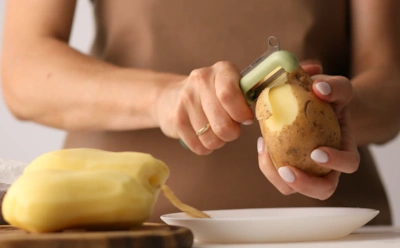 Поэтому картофель темнеет после чистки: как остановить реакцию, которая портит вид уже через 20 минут