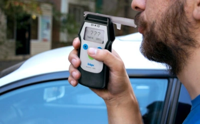 Фатальная мелочь, которая лишает прав: эти безобидные продукты могут повлиять на данные алкотестера