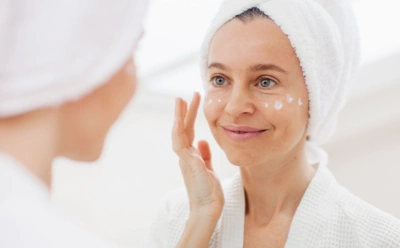 Почему после 40 кожа будто игнорирует уход: дело не в косметике, а в этом факторе, который съедает эффект