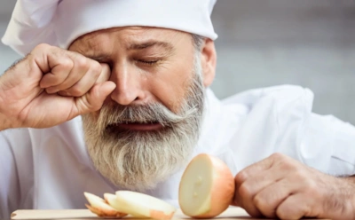 Вы перестанете плакать при нарезке лука: почему трюк с мятной жвачкой работает лучше других