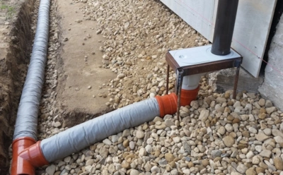 Вода с крыши бьет по фундаменту: как развернуть поток при уклоне к дому без сложного дренажа