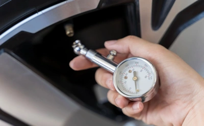 Эта цифра определяет безопасность авто: как неправильное давление влияет на управление и износ резины