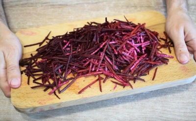 Если обычный винегрет надоел: быстрый салат со свеклой — яркий вкус и минимум времени