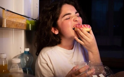 Поэтому вечерами рука тянется к еде: что именно запускает механизм ночного жора — и это не голод