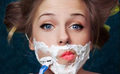 Зачем женщины начали брить лицо: опасный тренд гладкой кожи — какие последствия ждать