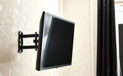 Дизайн выглядит эффектно, но портит зрение: как стена за телевизором влияет на восприятие картинки