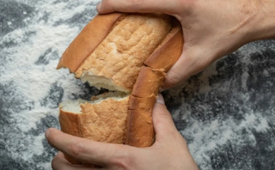 Опытные повара никогда не выбрасывают это: как подарить старому хлебу и стеблям укропа вторую жизнь