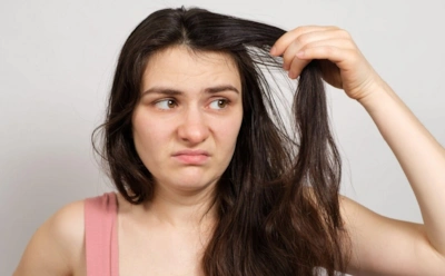 Если волосы жирнеют уже к вечеру: почему частое мытье не решит проблему и что делать