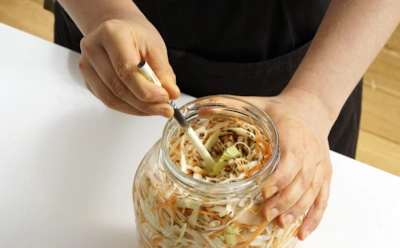 Горечь в квашеной капусте — не случайность: оплошность, из-за которой она становится мягкой и невкусной