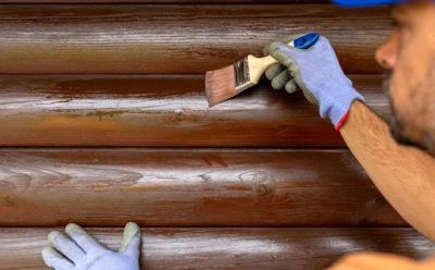 Покрасили сруб — заработали проблему: какие покрытия мешают «дышать» и разрушают дерево изнутри